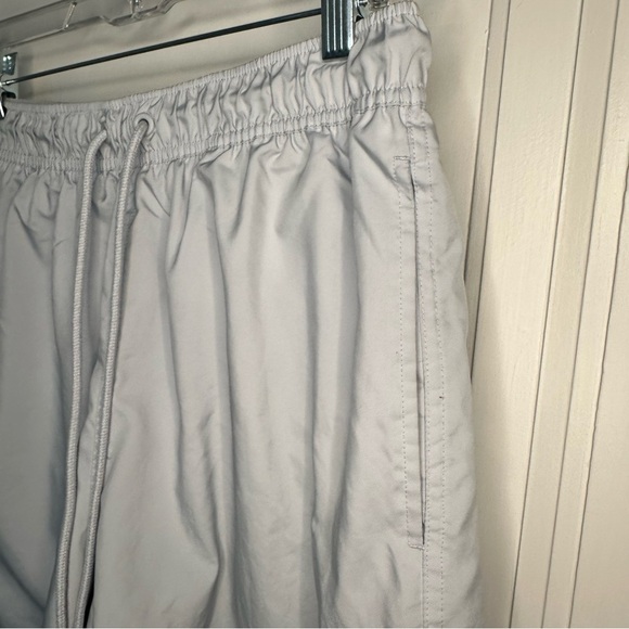 Nike Men's NSW Club Flow Shorts pure platinum/white size medium 5.5” inseam - Picture 3 of 12